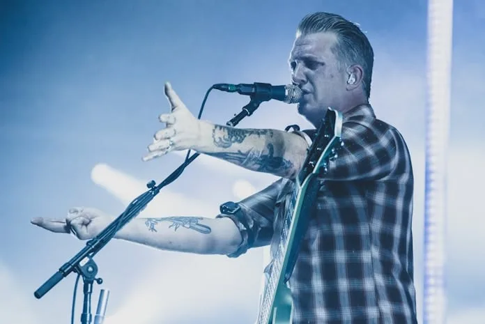 Josh Homme revela significado de Queens of the Stone Age e avisa: “homofóbicos, fiquem longe”