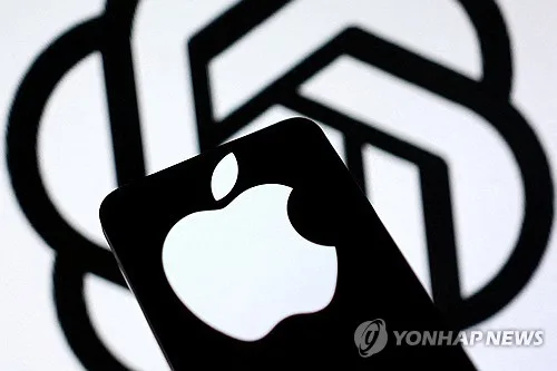 애플 "오픈AI 이직자, 설계도 빼가"…오픈AI "애플의 관리문제"