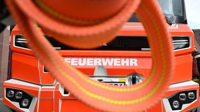 28 Wohneinheiten: Brand in Wohnhochhaus: Kleinkinder leicht verletzt