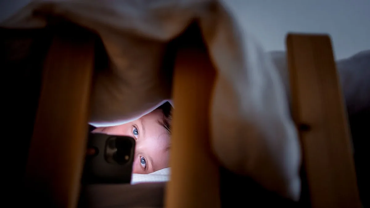 Licht aus, Handy an! - Was Ihre Kinder nachts am Smartphone machen