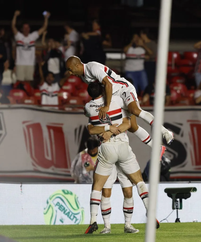 São Paulo vence o Vitória com dois gols de Calleri e celebra retorno de Lucas
