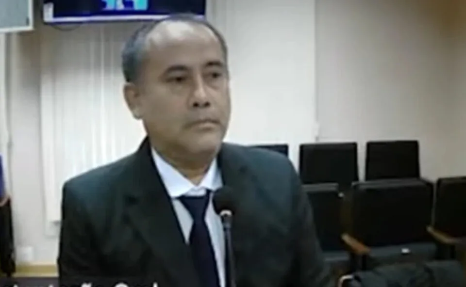 Vídeo! Pedreiro faz própria defesa em tribunal e surpreende juízes: “Pode mudar de profissão”