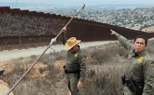 Migrantes usan escaleras caseras para cruzar muro y cumplir "el sueño americano"; suman más de 400 caídas en 2025
