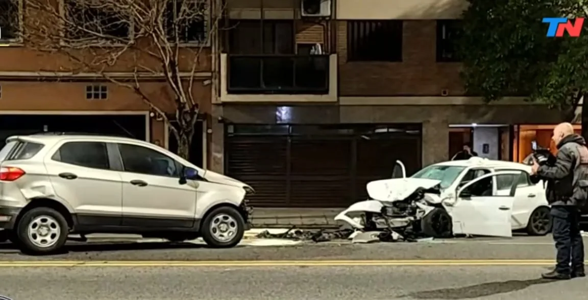 Fuerte accidente en Coghlan: una camioneta iba en contramano, chocó de frente contra un auto y hay tres heridos