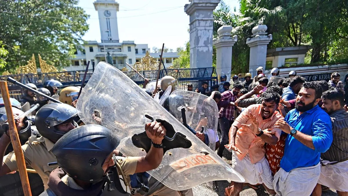SFI activists injured in police lathicharge
