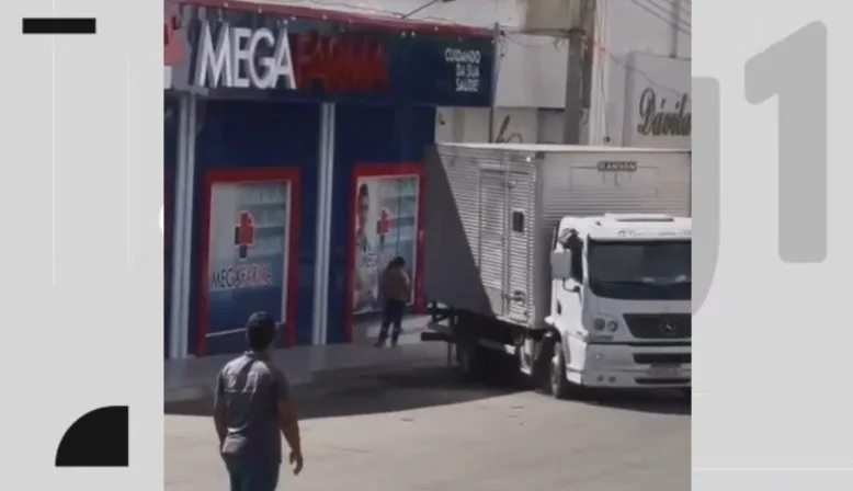 Caminhão perde freio, volta de ré e atropela mulher na frente de farmácia no Sertão da PB; VÍDEO