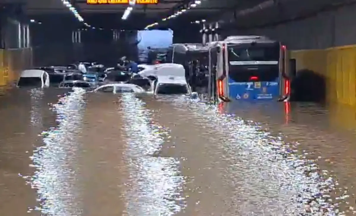 Chuvas em São Paulo causam alagamentos em metrô, túneis e ruas da capital