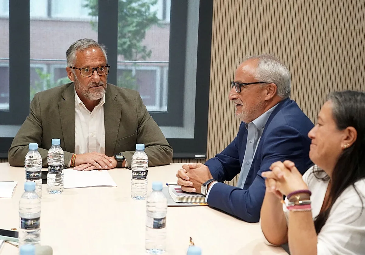 El reparto de menores de Ceuta abre otra brecha entre la Junta y el PSOE