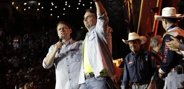 Tarcísio tenta manter 'distância estratégica' de Flávio Bolsonaro