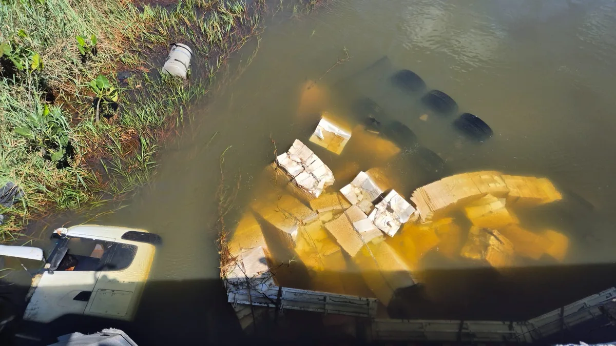 Carreta carregada de celulose tomba e cai em rio em Aracruz