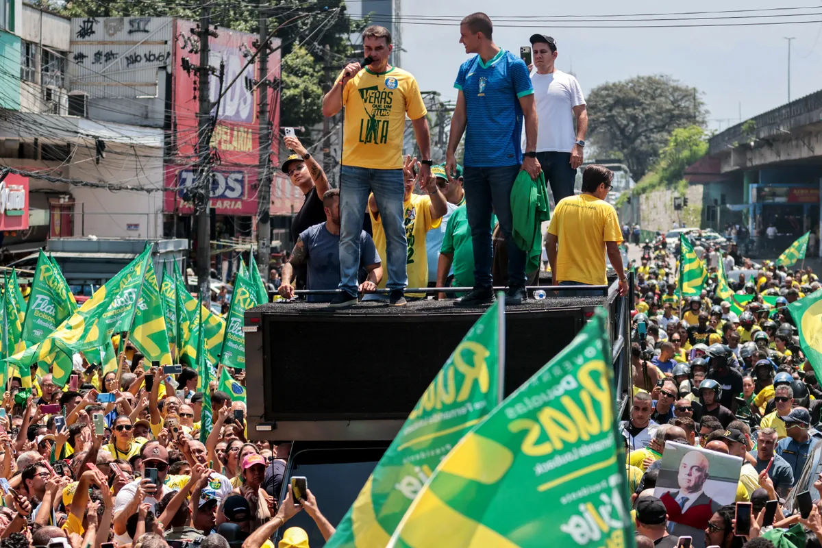 Flávio diz que Jair Bolsonaro, hoje em prisão domiciliar, colocará a faixa presidencial nele