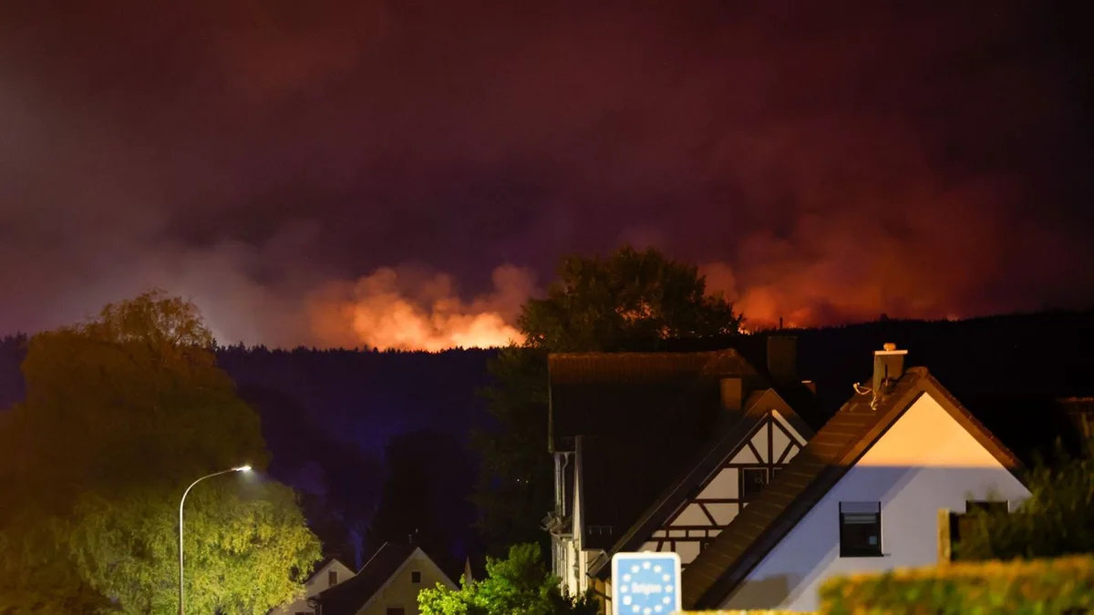 Großbrand in Naturschutzgebiet: Waldbrand im Hohen Venn: Evakuierung bleibt bestehen