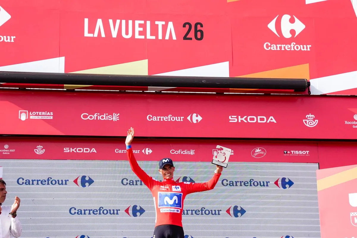Eddie Dunbar gana la etapa 19 y Enric Mas controla su liderato rojo en la cima de Peñas Blancas