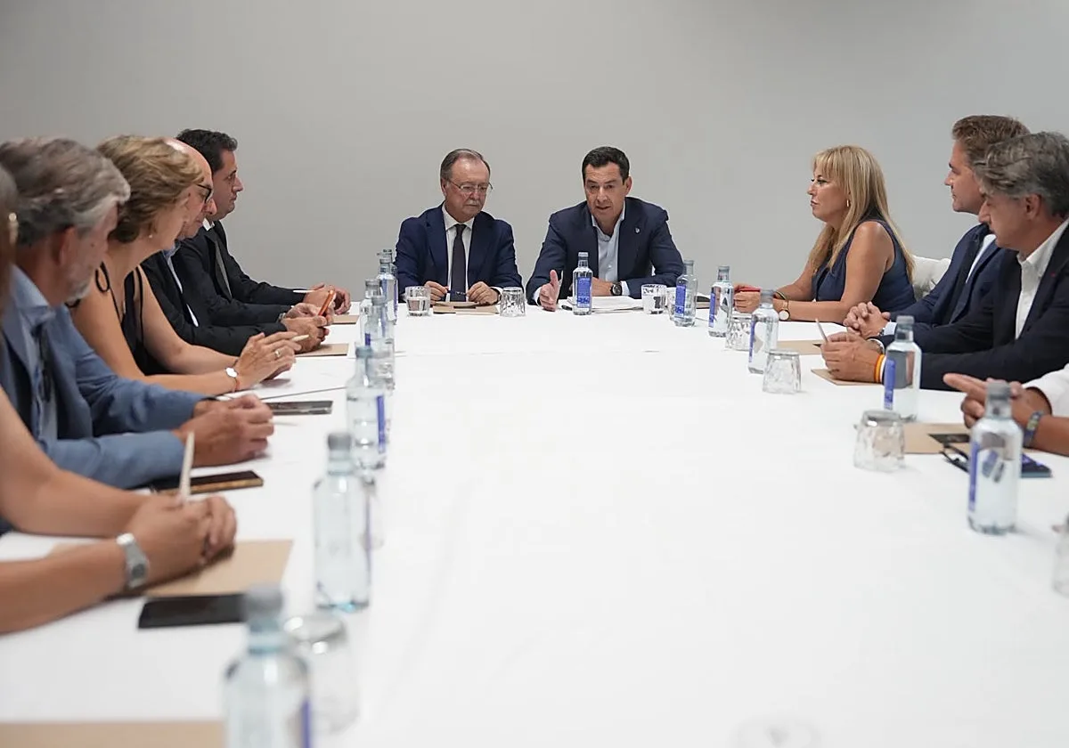 Juanma Moreno ofrece a los empresarios de Ceuta las herramientas de promoción de Andalucía ante la crisis migratoria