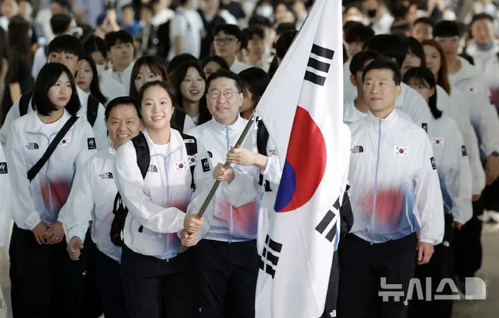 “태극기 안돼” 日 제지에…신유빈·서승재, 빈손 AG 입국