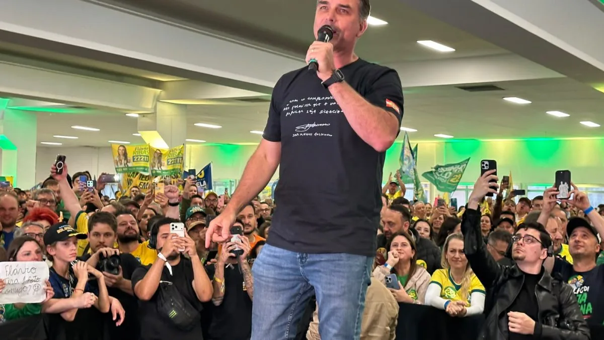 Flávio Bolsonaro fala em castração química para estupradores e proteção às mulheres em evento em Chapecó