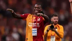 VÍDEO: Rafael Leão festeja vitória do Galatasaray no relvado e vestido a rigor