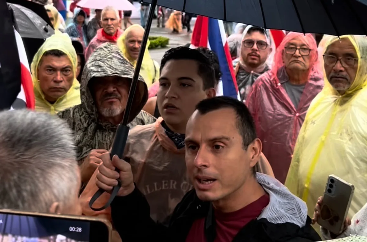Tensión en Cartago antes de la llegada de la Antorcha: Fuerza Pública interviene entre manifestantes y simpatizantes del Gobierno de Laura Fernández