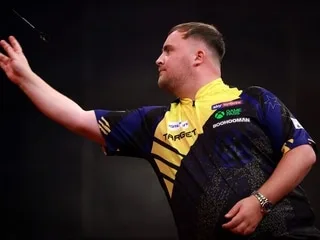 Éliminé des « Worlds Séries of Darts », le prodige des fléchettes Luke Littler rate son rendez-vous avec l’histoire