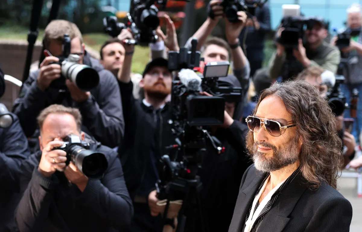 Russell Brand era um predador sexual implacável, dizem promotores britânicos