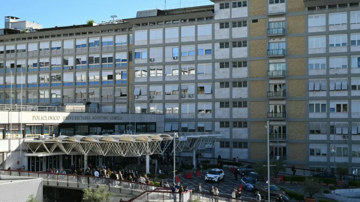 An Lungenkrebs erkrankter Papst Leo XIV. verlässt nach Operation das Klinikbett