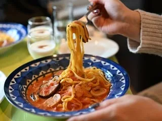 Dans ces restaurants, repartir avec son assiette n’est pas considéré comme du vol… mais comme une tradition