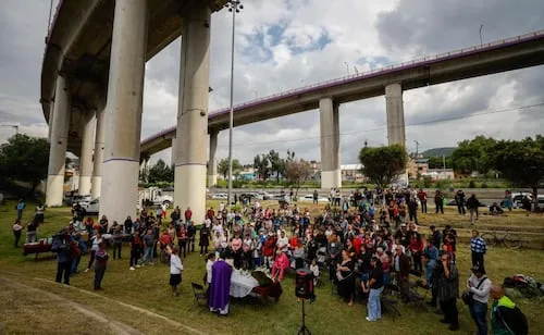 Con dolor y lágrimas, realizan misa en honor a las 32 víctimas mortales por explosión de pipa en el Puente de La Concordia; "ahora están con Dios"