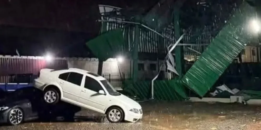 Tempestade causa destruição no Paraná, arrasta carros e destelha igreja com vento de 125 km/h