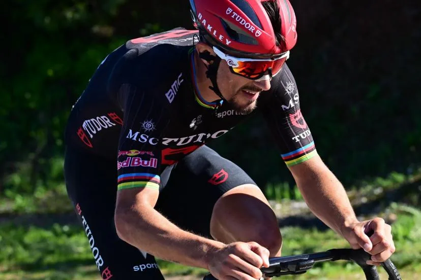 « Du panache, un sacré caractère et des jambes folles » : le monde du cyclisme rend hommage au tout frais retraité Julian Alaphilippe