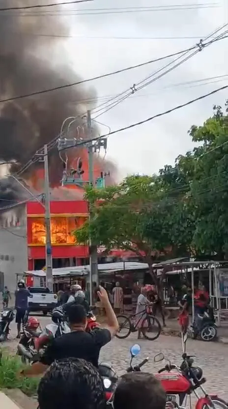 Vídeo: incêndio atinge depósito de supermercado em Feira de Santana