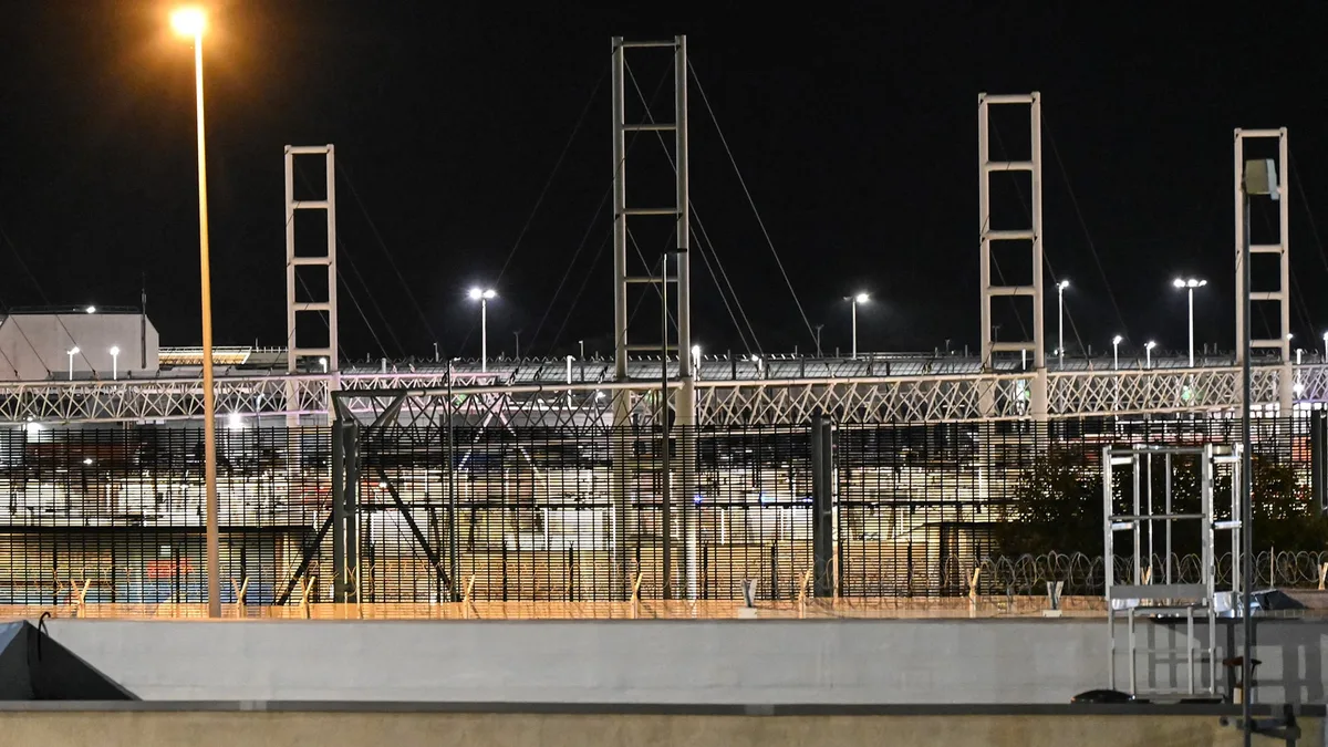 Un minibús chocó contra un tren detenido cerca del Túnel del Canal de la Mancha y dejó 19 heridos