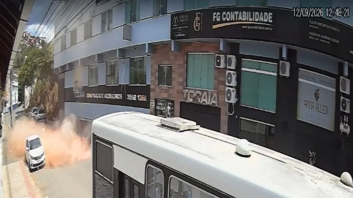 Parte de estrutura de prédio desaba no Centro de Alegre; veja vídeo