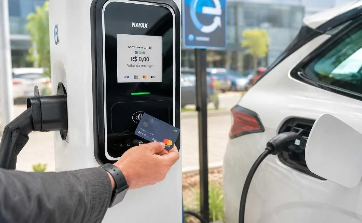 Igual em posto de combustível: empresa de Curitiba lança pagamento de recarga para carros elétricos direto no carregador