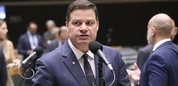 Sandro Alex declara apoio a Caiado, mas evita se distanciar de Flávio