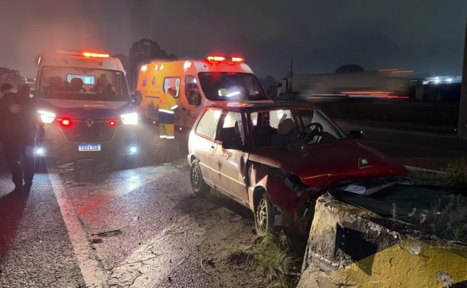 Pai morre e filha fica ferida após carro bater violentamente contra mureta no Contorno Sul, em Curitiba
