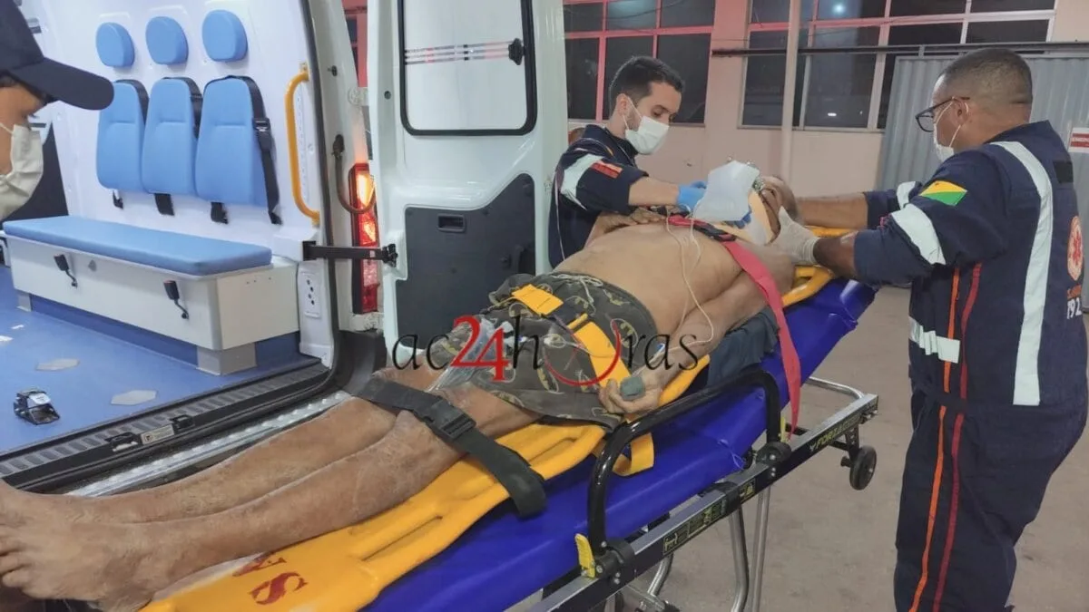 Idoso é atropelado após deitar no meio da rua e sofre múltiplas fraturas