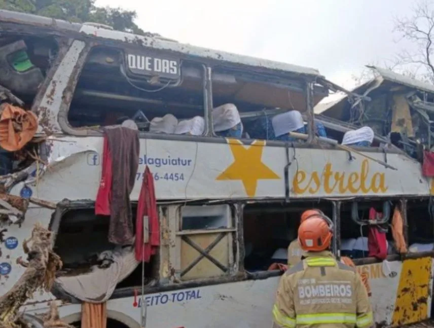 Autobús llenó de turistas sufrió aparatoso accidente en Brasil