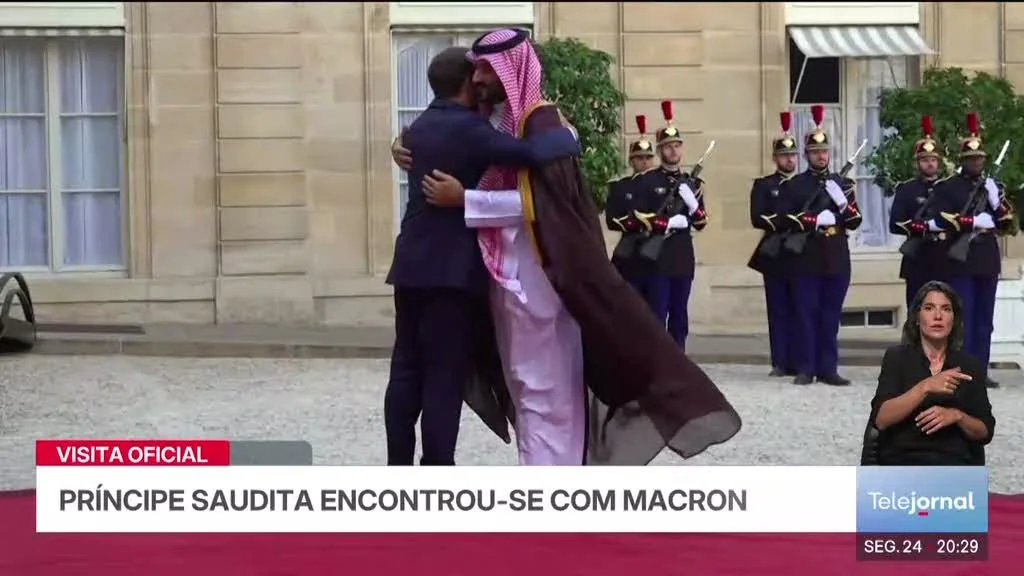 Emmanuel Macron recebe príncipe herdeiro da Arábia Saudita