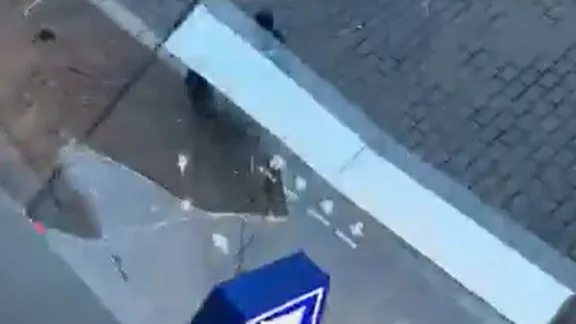 La boutique du Losc saccagée lors des manifestations du 17 octobre, la vitre tombe sur un passant