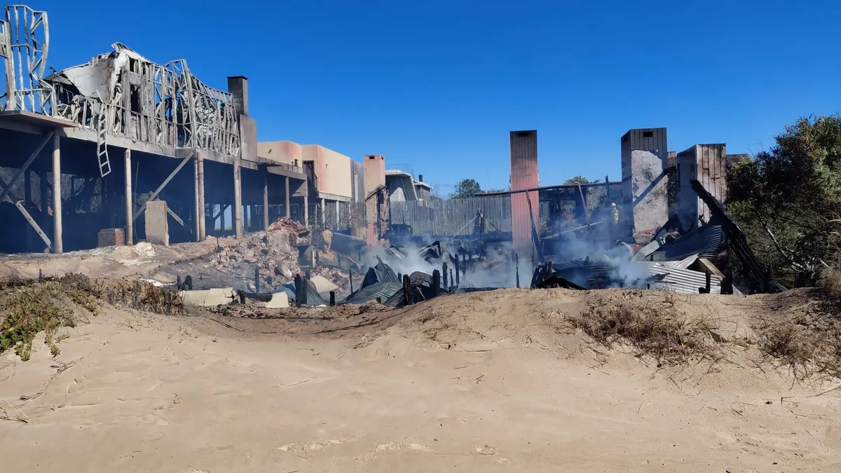 Un gran incendio destruyó dos casas frente al mar en José Ignacio: una estaba en medio de un conflicto judicial