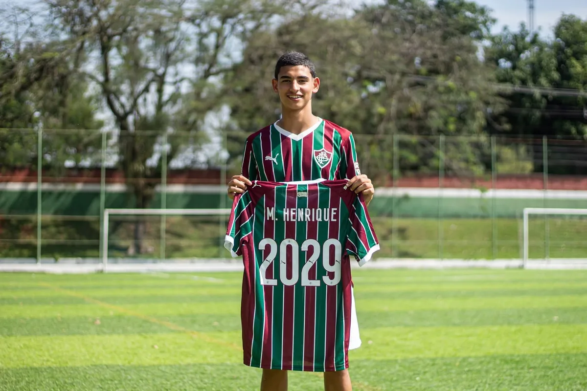 Com multa milionária, meia de 16 anos assina primeiro contrato profissional com o Fluminense