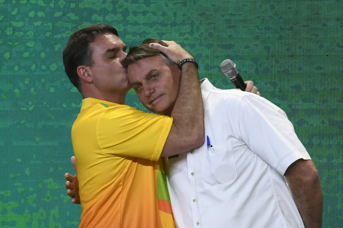 Flávio Bolsonaro arranca e iguala o desempenho do pai nos três maiores colégios eleitorais