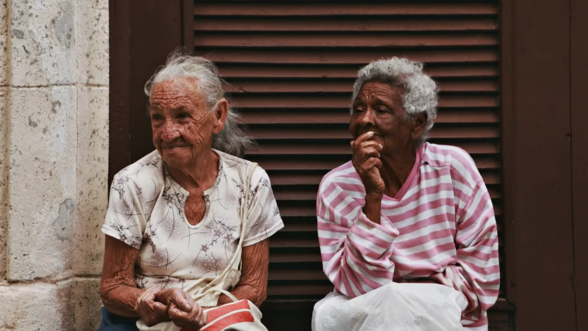 El pueblo donde cada vez más mujeres alcanzan los 100 años y podría convertirse en una 'zona azul' para centenarios