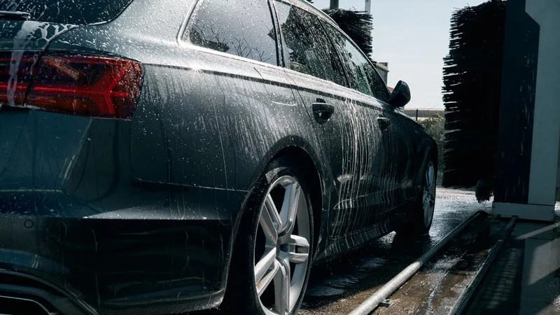 "On est la seule profession à qui on interdit de travailler": obligées de fermer à cause de la sécheresse, les stations de lavage auto dénoncent une "démagogie" pendant que les golfs arrosent leurs greens et les spas remplissent leurs jacuzzis