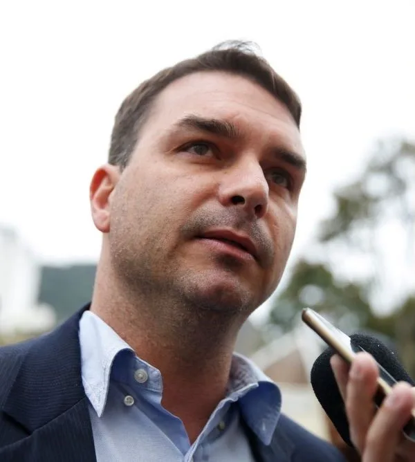 Flávio Bolsonaro se irrita com perguntas sobre verba do fime 'Dark Horse': "Vocês vão parar no tempo?"