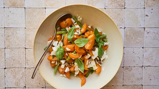 Aprikosensalat mit Ricotta Salata: In den Salat kommt heute Salata