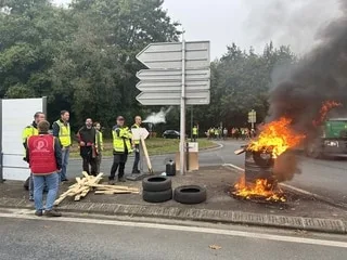 Salariés de Bolloré en colère : en Finistère, un cercueil, des tombes et un feu allumé contre les emplois supprimés