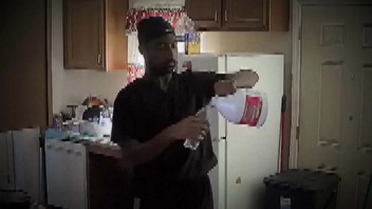 Cuidador é flagrado dando água sanitária para paciente com deficiência nos EUA; VÍDEO