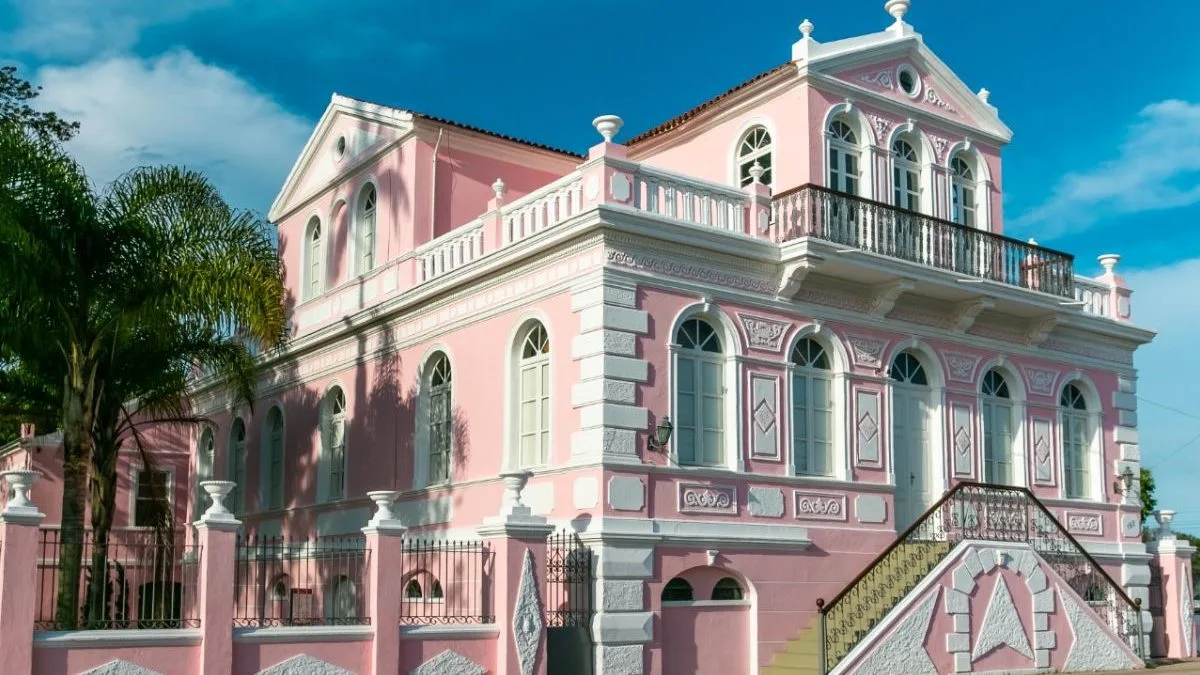 Castelo rosa virou o ‘Google’ do século XIX: como mansão luxuosa, estilo casa da Barbie, virou central de fofocas e recebeu primeiro telefone da região em SC