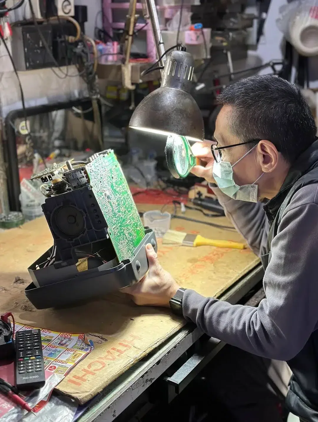 Homem encontra técnico que ainda conserta TVs de tubo em Taiwan e pede para aprender o ofício; mas recebe uma resposta desanimadora